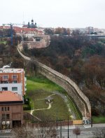 Nejlépe zachovaný úsek hradeb gotické hradby Nového Města pražského. Foto Z. Kačerová.