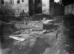 Pozůstatky jižní apsidy centrály pod odkrytou částí jižní lodi baziliky ve 20. letech.