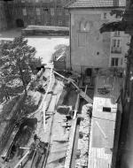Celkový pohled na odkryv ve východním sousedství biskupského
paláce. Dobová fotografie z výzkumu 20. let 20. století.
© ARÚ Praha, inv. č. FT000103001.