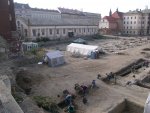 Žánrový snímek z počátku archeologického výzkumu na náměstí Republiky v Praze (Palladium) zachycuje rozsah následně ručně prozkoumané plochy.