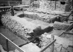 Kamenné čelo nejstarší dřevohlinité hradby odkryté výzkumem v jihozápadní části 3. nádvoří.  © ARÚ Praha, inv. č. FT000013409.