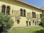 Západní průčelí konventu kláštera s odhalenými pozůstatky románského zdiva. Foto J. Podliska, 2016, NPÚ Praha.
