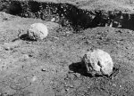 Dvojice prakových kamenných koulí nalezených v průběhu archeologického výzkumu hradu v letech 1928 a 1929. Autor neznámý; © ARÚ Praha, FT000081739B.