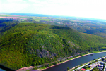 Letecký pohled od severozápadu na temeno kopce Hradiště (Drda – Rybová 2008).
