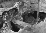 Odkryté základy a nadzemní zdivo jižní strany rotundy s vchodem. Pohled od severovýchodu. Foto V. Kvapil, 1987.