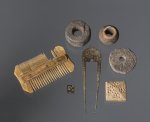 Kostěný hřeben a hrací kostky, raménko vážek a keramické přesleny z Týnského dvora na Starém Městě, 13.–14. století. Foto I. Kyncl, © MMP.