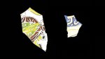 Nálezy z výzkumu osady u kostela sv. Petra na Poříčí. Dva zlomky malovaných skleněných pohárů z benátského Murana (vlevo) a syrského Aleppa
(vpravo). Foto a kresba L. Vařeková, 1997. 