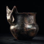 Keramický džbán s rohatým uchem (eneolit – řivnáčská kultura). Foto M. Frouz, © MMP.