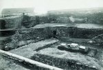 Vyšehrad  - archeologický výzkum akropole v roce 1924.  Pohled na zdivo jedné z palácových staveb (3). Památkový sbor hl. m. Prahy, ARÚ Praha. 