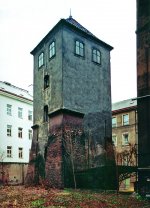 Dochovaná hranolová věž staroměstského opevnění na
dvoře domu čp. 314 v Bartolomějské ulici. Foto V. Razím, 2000.