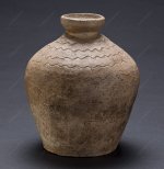Keramická láhev z hrobu č. 146 v horní části zdobená jednoduchými rytými vlnicemi je datována do první poloviny 10. století. Foto I. Kyncl, © MMP.
